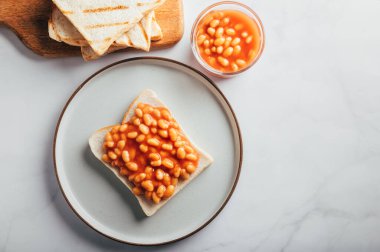 Domates soslu fırınlanmış fasulye dilimlenmiş ekmek, geleneksel İngiliz kahvaltısı.