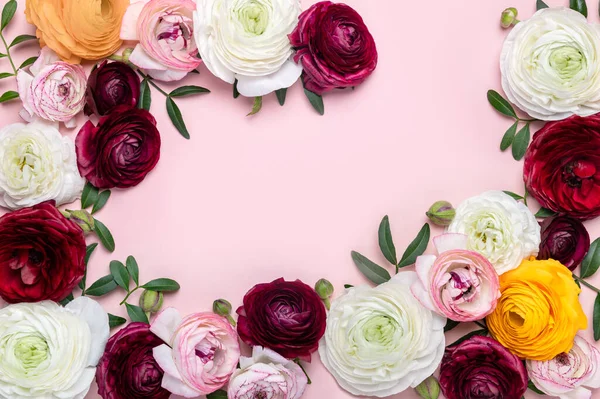 Fotokopi alanı olan pembe arkaplandaki yumuşak ranunculus çiçekleri. Çiçek aranjmanında bir demet İranlı düğün çiçeği.