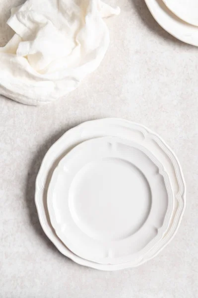 Posa Piatta Piatto Ceramica Bianca Con Tovagliolo Sfondo Chiaro — Foto Stock