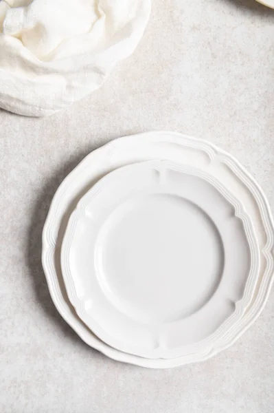 薄い背景にナプキンと白いセラミックプレートのフラットレイアウト — ストック写真