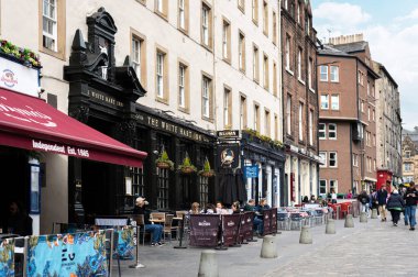 Edinburgh, İskoçya - 11 Nisan 2023: Edinburgh 'un Meşgul Sokakları, İskoçya, İngiltere. İskoçya 'nın en ikonik caddeleri ve Grassmarket' te barları olan büyük turistik yerler.