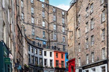 Edinburgh, İskoçya - 11 Nisan 2023: Edinburgh 'un Meşgul Sokakları, İskoçya, İngiltere. İskoçya 'nın en ikonik caddeleri ve Victoria Caddesi' nde dükkanları ve barları olan büyük turistik yerler.