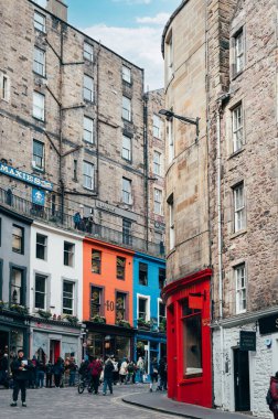 Edinburgh, İskoçya - 11 Nisan 2023: Edinburgh 'un Meşgul Sokakları, İskoçya, İngiltere. İskoçya 'nın en ikonik caddeleri ve Victoria Caddesi' nde dükkanları ve barları olan büyük turistik yerler.