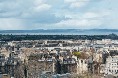 Eski ve yeni çatı üstleri ve Edinburgh, İskoçya'da güneşli gün boyunca Tepesi'nden evleri Şehir Manzaralı.
