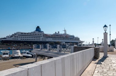 Mykonos, Yunanistan: 11 Temmuz 2022: Mykonos feribot limanı sıcak yaz gününde, Mykonos Adası, Kiklad Yunanistan