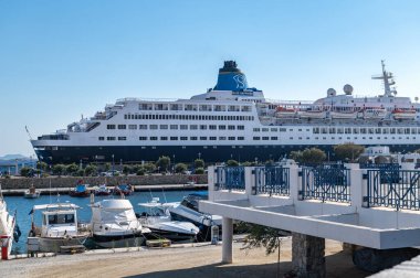 Mykonos, Yunanistan: 11 Temmuz 2022: Mykonos feribot limanı sıcak yaz gününde, Mykonos Adası, Kiklad Yunanistan