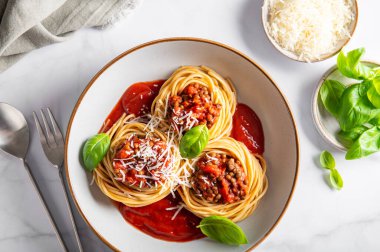 Vejetaryen spagetti bolonez, domates soslu mercimek, parmesan peyniri ve fesleğen yaprağı. Sağlıklı vejetaryen gıda kavramı