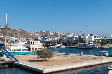 Mykonos, Yunanistan: 11 Temmuz 2022: Mykonos feribot limanı sıcak yaz gününde, Mykonos Adası, Kiklad Yunanistan