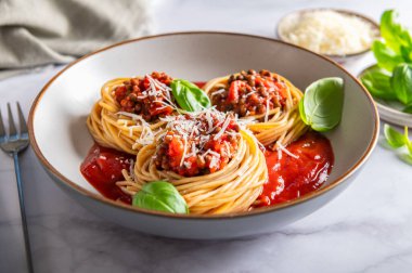 Vejetaryen spagetti bolonez, domates soslu mercimek, parmesan peyniri ve fesleğen yaprağı. Sağlıklı vejetaryen gıda kavramı