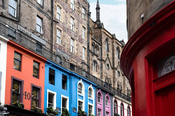 stock image Edinburgh, Scotland - April 11, 2023: Busy Streets of Edinburgh, Scotland, UK. The most iconic streets in Scotland and major tourist attractions with shops and bars at Victoria Street