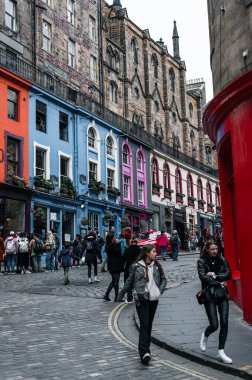 Edinburgh, İskoçya - 11 Nisan 2023: Edinburgh 'un Meşgul Sokakları, İskoçya, İngiltere. İskoçya 'nın en ikonik caddeleri ve Victoria Caddesi' nde dükkanları ve barları olan büyük turistik yerler.