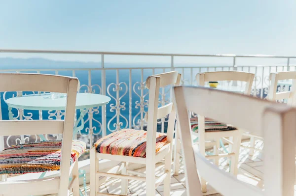 ティノス島 キクラデス島 ギリシャのエーゲ海の透き通った水の素晴らしい景色を望むバルコニーでオープンエアのカフェ — ストック写真