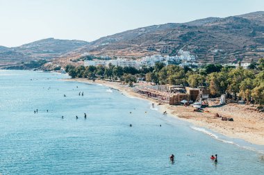 Kionia, Tinos, Yunanistan: 24 Temmuz 2022: Kionia Sahilinde yüzen insanlar, Ege Denizi, Tinos, Yunanistan