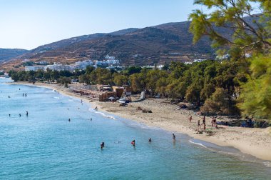 Kionia, Tinos, Yunanistan: 24 Temmuz 2022: Kionia Sahilinde yüzen insanlar, Ege Denizi, Tinos, Yunanistan