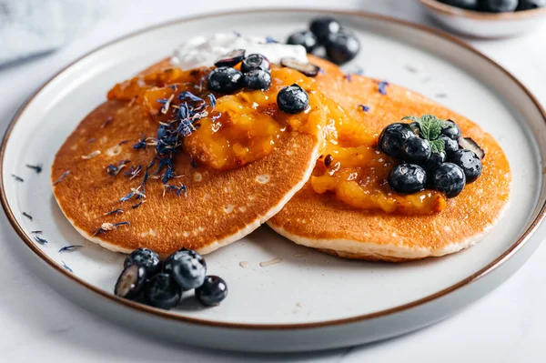 Frische Amerikanische Pfannkuchen Mit Orangenmarmelade Blaubeeren Und Kokosjoghurt Perfektes Frühstück — Stockfoto