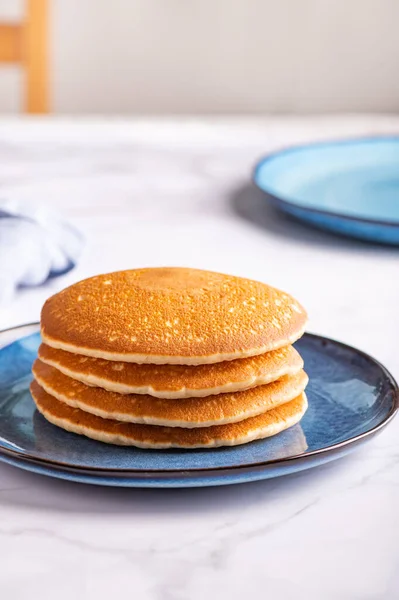 Frische Amerikanische Pfannkuchen Auf Blauem Teller Und Weißem Hintergrund — Stockfoto