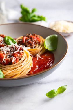 Vejetaryen spagetti bolonez, domates soslu mercimek, parmesan peyniri ve fesleğen yaprağı. Sağlıklı vejetaryen gıda kavramı
