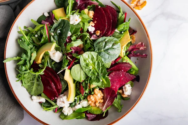 Egészséges Saláta Zöld Saláta Levelekből Rakétasalátából Cékla Szeletekből Avokádóból Feta — Stock Fotó