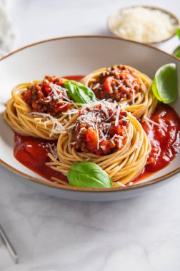 Vejetaryen spagetti bolonez, domates soslu mercimek, parmesan peyniri ve fesleğen yaprağı. Sağlıklı vejetaryen gıda kavramı