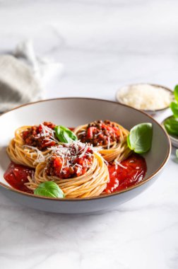 Vejetaryen spagetti bolonez, domates soslu mercimek, parmesan peyniri ve fesleğen yaprağı. Sağlıklı vejetaryen gıda kavramı