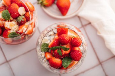 Badem sütü ve böğürtlen suyundan yapılmış taze çilekli bardaktaki sağlıklı chia pudingi. Güne sağlıklı başlamak için mükemmel bir kahvaltı.