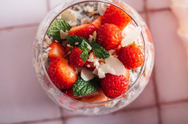 Badem sütü ve böğürtlen suyundan yapılmış taze çilekli bardaktaki sağlıklı chia pudingi. Güne sağlıklı başlamak için mükemmel bir kahvaltı.