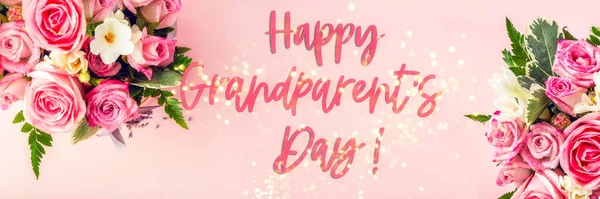 Írj Boldog Nagyszülők Napjának Gyönyörű Rózsák Rózsaszín Háttérrel Színes Virágcsokor — Stock Fotó