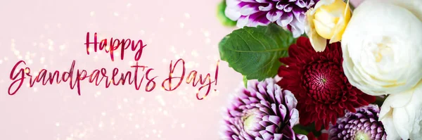 Napisz Szczęśliwego Dnia Dziadka Piękne Dahlie Różowym Tle Bukiet Kolorowych — Zdjęcie stockowe