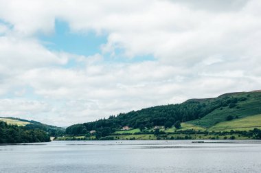 Ladybower Rezervuarı, Yukarı Derwent Vadisi 'nde, İngiltere' deki Peak District Ulusal Parkı 'nın merkezinde Y şeklinde büyük bir rezervuar.