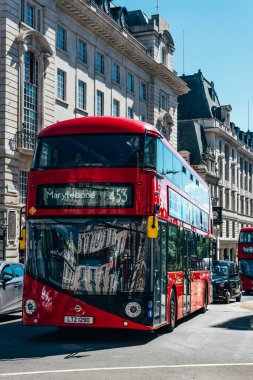 Londra, Birleşik Krallık - 21 Ağustos 2023: Batı Londra 'nın bir parçası olan Westminster şehrinin Piccadilly Circus yakınlarındaki Soho' nun bazı kısımları ve yazları yoğun.