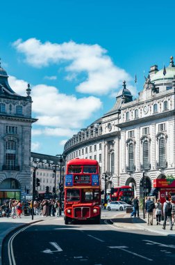 Londra, Birleşik Krallık - 21 Ağustos 2023: Batı Londra 'nın bir parçası olan Westminster şehrinin Piccadilly Circus yakınlarındaki Soho' nun bazı kısımları ve yazları yoğun.