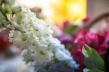 Güzel bir buket gül, çingene çiçeği ve koyu arkaplanda diğer farklı çiçekler.