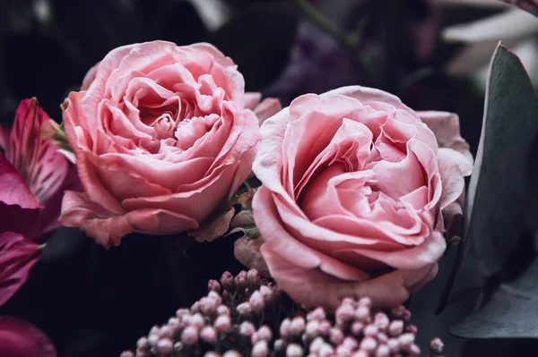 Schöner Strauß Rosen Gipsophila Und Andere Verschiedene Blumen Auf Dunklem lizenzfreie Stockbilder