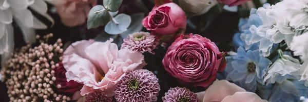 Красивый Букет Роз Гипсофилы Других Различных Цветов Темном Фоне Стоковое Изображение