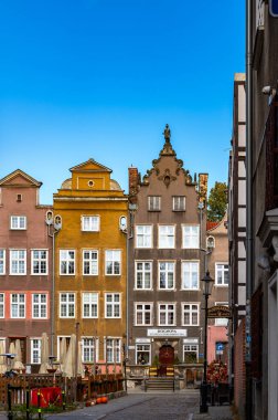 Gdansk, Polonya - 15 Ekim 2023: Polonya 'nın işlek caddeleri. Gdansk, Danzig 'deki en ikonik caddeler ve şehir merkezindeki mağazaları ve barları olan büyük turistik yerler.