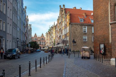 Gdansk, Polonya - 15 Ekim 2023: Polonya 'nın işlek caddeleri. Gdansk, Danzig 'deki en ikonik caddeler ve şehir merkezindeki mağazaları ve barları olan büyük turistik yerler.