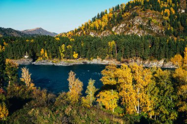 Sonbaharda Altai bölgesinde manzara, Rusya 'nın güneyinde Sibirya' da Rusya Cumhuriyeti, dolambaçlı mavi Katun nehri ve dağlarıyla,.