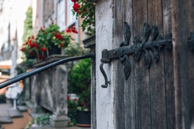 Polonya 'daki Gdansk şehrinin sokaklarını kapatın. Gdansk 'ın en ikonik caddeleri ve şehir merkezinde dükkanları ve barları olan büyük turistik yerler.
