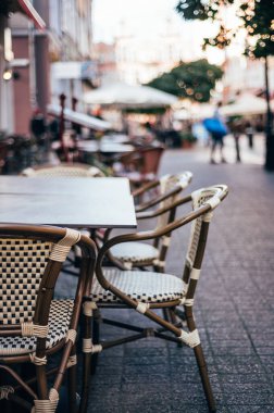 Polonya 'daki Gdansk şehrinin sokaklarında boş masalar. Gdansk, Danzig 'deki en ikonik caddeler ve şehir merkezindeki mağazaları ve barları olan büyük turistik yerler.