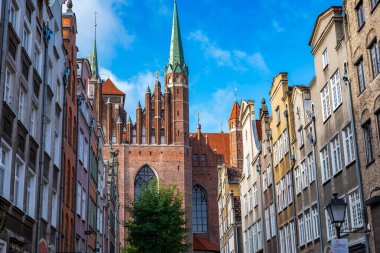 Gdansk, Polonya - 15 Ekim 2023: Polonya 'nın işlek caddeleri. Gdansk, Danzig 'deki en ikonik caddeler ve şehir merkezindeki mağazaları ve barları olan büyük turistik yerler.