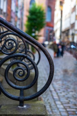 Polonya 'daki Gdansk şehrinin sokaklarını kapatın. Gdansk 'ın en ikonik caddeleri ve şehir merkezinde dükkanları ve barları olan büyük turistik yerler.