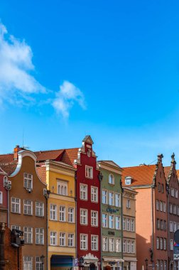 Gdansk, Polonya - 15 Ekim 2023: Polonya 'nın işlek caddeleri. Gdansk, Danzig 'deki en ikonik caddeler ve şehir merkezindeki mağazaları ve barları olan büyük turistik yerler.