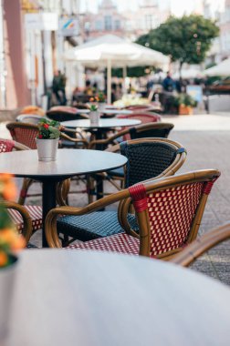 Polonya 'daki Gdansk şehrinin sokaklarında boş masalar. Gdansk, Danzig 'deki en ikonik caddeler ve şehir merkezindeki mağazaları ve barları olan büyük turistik yerler.