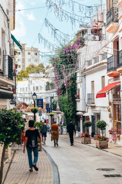 Marbella, Malaga, İspanya - 4 Kasım 2023: Costa del Sol, İspanya 'da Marbella şehir sokakları. Eski Şehir, Marbella 'daki ikonik sokaklar ve şehir merkezinde dükkanları ve barları olan büyük turistik yerler.