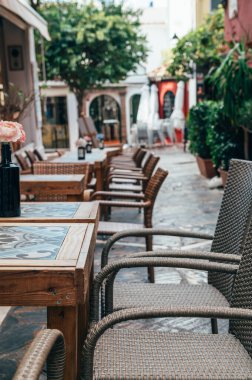 İspanya 'nın Costa del Sol şehrindeki Marbella şehrinin sokaklarında boş masalar. Marbella, İspanya 'daki Eski Şehir ve ikonik sokaklar ve şehir merkezinde dükkanları ve barları olan büyük turistik yerler.