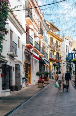 Marbella, Malaga, İspanya - 4 Kasım 2023: Costa del Sol, İspanya 'da Marbella şehir sokakları. Eski Şehir, Marbella 'daki ikonik sokaklar ve şehir merkezinde dükkanları ve barları olan büyük turistik yerler.