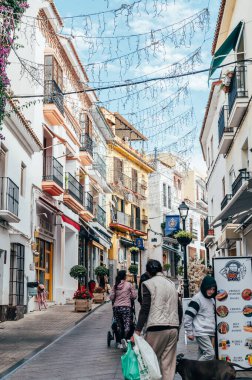 Marbella, Malaga, İspanya - 4 Kasım 2023: Costa del Sol, İspanya 'da Marbella şehir sokakları. Eski Şehir, Marbella 'daki ikonik sokaklar ve şehir merkezinde dükkanları ve barları olan büyük turistik yerler.