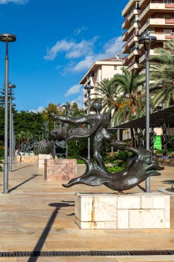 Marbella, Malaga, İspanya - 4 Kasım 2023: Costa del Sol, İspanya 'da Marbella şehir sokakları. Avenida del Mar ve Constitution Park Salvador Dali 'nin on bronz heykeline ev sahipliği yapıyor.