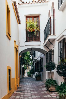 Marbella, Malaga, İspanya - 4 Kasım 2023: Costa del Sol, İspanya 'da Marbella şehir sokakları. Eski Şehir, Marbella 'daki ikonik sokaklar ve şehir merkezinde dükkanları ve barları olan büyük turistik yerler.