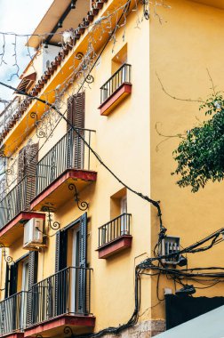 Marbella, Malaga, İspanya - 4 Kasım 2023: Costa del Sol, İspanya 'da Marbella şehir sokakları. Eski Şehir, Marbella 'daki ikonik sokaklar ve şehir merkezinde dükkanları ve barları olan büyük turistik yerler.